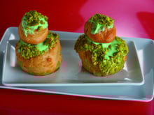 Religieuses à la pistache et aux framboises