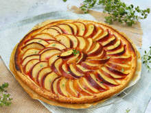 “Excellente recette, tout le monde a adoré !” : régalez-vous avec tarte fine aux pêches notée 5/5 par nos lecteurs (avec une petite touche qui change tout)