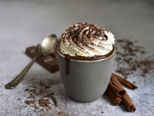 Chocolat Viennois au lait de Coco et chantilly à la fève Tonka