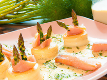 Flans d'asperges, fagots de saumon fumé sauce mousseline