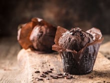 “Rapide et sans sucre ajouté” : une diététicienne partage une recette légère de muffins au chocolat et à la poire !