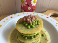 Blinis de lentilles vertes du Puy aux écrevisses, velouté de petits pois