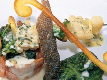 Roulé de saumon mi-cuit fourme d'ambert et épinards brochette maraîchère aux herbes gâteau de merlan aux lentilles en habit vert