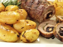 Poitrine d'agneau roulée et farcie aux pruneaux
