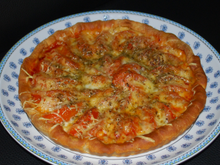 Tarte fine à la tomates-mozza, sur lit de moutarde à l'ancienne