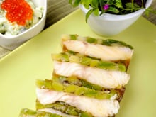 Terrine de filet de cabillaud sauvage d'Alaska pressé à la citronnelle, mesclun aux œufs de saumon sauvage