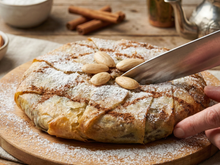 Julie Andrieu partage sa recette idéale pour la Saint-Valentin : une pastilla de poulet comme à Fès