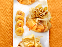 Aumônières de crêpes aux bananes rôties, citron et cassonade