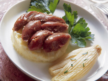 Parmentier de canard à la purée de pommes de terres écrasées à l'huile d'olive et aux cœurs de céleri braisés à la graisse de canard.