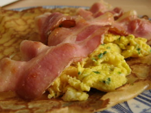 Crêpes aux œufs brouillés et aux lards fumés
