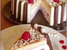 Charlotte au chocolat blanc et aux fraises