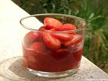 Verrine de fraises et framboises au jus de fraises et feuilles de menthe