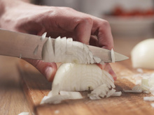 On a déniché une (vraie) astuce pour ne plus pleurer en coupant des oignons : ça marche !