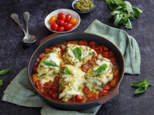 Poulet au pesto, tomates et mozza, crevettes sautées à l'ananas, muffins façon pizza, tomates farcies et salade de pois chiches : le menu de la semaine du 1 au 5 août