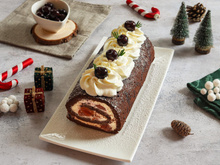 Pas envie d’une bûche compliquée ? Cette version roulée façon forêt noire fait un carton pour Noël 2025