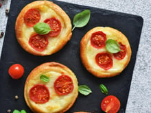 L'astuce géniale des moules à muffins pour réussir vos clafoutis salés tomate mozzarella en quelques minutes