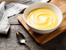 “C’est toujours une gourmandise” : Norbert Tarayre vous montre comment réaliser une crème pâtissière parfaite