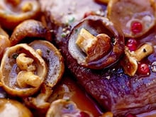 Pavé de cerf, sauce Grand Veneur et poêlée de champignons à la landaise