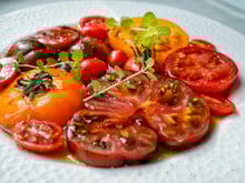 Eva Longoria dévoile sa sauce secrète pour sublimer un simple carpaccio de tomates