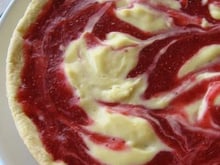 Tarte crème de fraise et amande marbrée