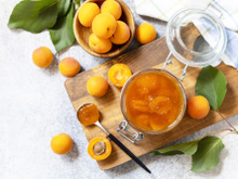 Découvrez la recette de la cheffe étoilée Stéphanie Le Quellec pour faire une sublime confiture abricot romarin