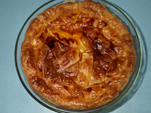 Tourte au poulet, oignon, tomate et curry