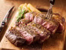 Voici la méthode du MOF Éric Frechon pour réussir la cuisson du bœuf sans se tromper