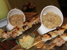 Brochettes de porc à l'ananas servis avec riz exotique sauté