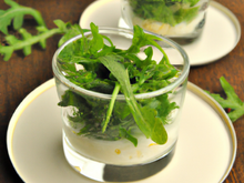 Verrine de bonite acidulée sous lit de roquette