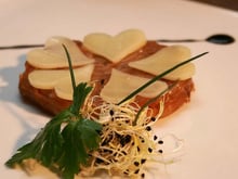 Tarte d'échalote 'façon tatin' et cœur d'Ossau Iraty