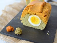 Cake marbré aux 2 pestos et œuf dur