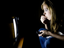 Manger devant son ordi ou sa télé ferait grossir