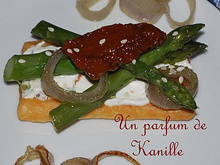 Tartelettes au chèvre frais, aux asperges vertes et tomates confites