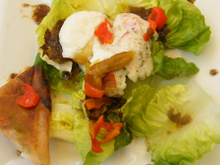 Œuf poché au poivron et salade fraîcheur