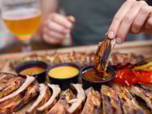 Barbecue, béarnaise : comment alléger mes sauces pour grillades