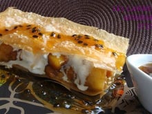 Ananas et mangue rotis en millefeuille mousse Tonka caramel passion