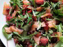 Salade étonnante au saumon, fraises, grenade et basilic