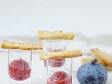 Cigarettes au roquefort, compote de figues et échalote