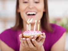 Savez-vous pourquoi on souffle des bougies sur son gâteau d’anniversaire ?