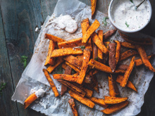 Frites de patate douces aux épices, sauce yaourt à l’aneth