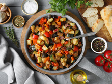 Faut-il éplucher tomates et poivrons pour une ratatouille réussie ?