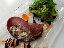 Roulés de smoked beef aux gésiers de Poulet confits à la moutarde à l'ancienne, réduction vinaigre balsamique et mélange de salade