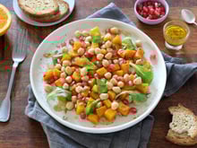 On mange quoi le mercredi 08 octobre ? Une délicieuse salade tiède à la courge butternut, pois chiches, grenade et vinaigrette à l'orange