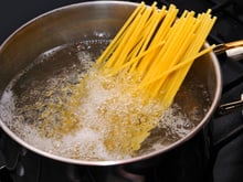 Pour cette ex-candidate de Top Chef, il n’y a qu’un moment précis pour saler l’eau des pâtes et c’est celui-ci