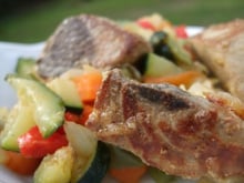 Thon au gingembre, petits légumes et pennes croustillantes