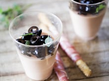 Panna cotta au Tomacoulli, olives noires et jambon