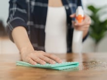 Dites adieu aux mouches avec ce spray maison : il faut seulement 3 ingrédients pour le préparer !