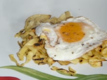 Œuf sur le plat sur lit de tagliatelles au beurre