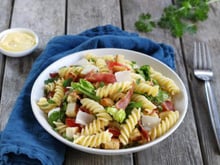 Connaissez-vous la salade BLT, une recette à la fois fraîche et gourmande, parfaite pour l’été ?