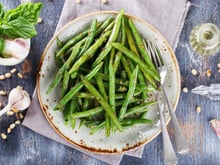 La sauce secrète de Laurent Mariotte va définitivement transformer votre salade de haricots verts